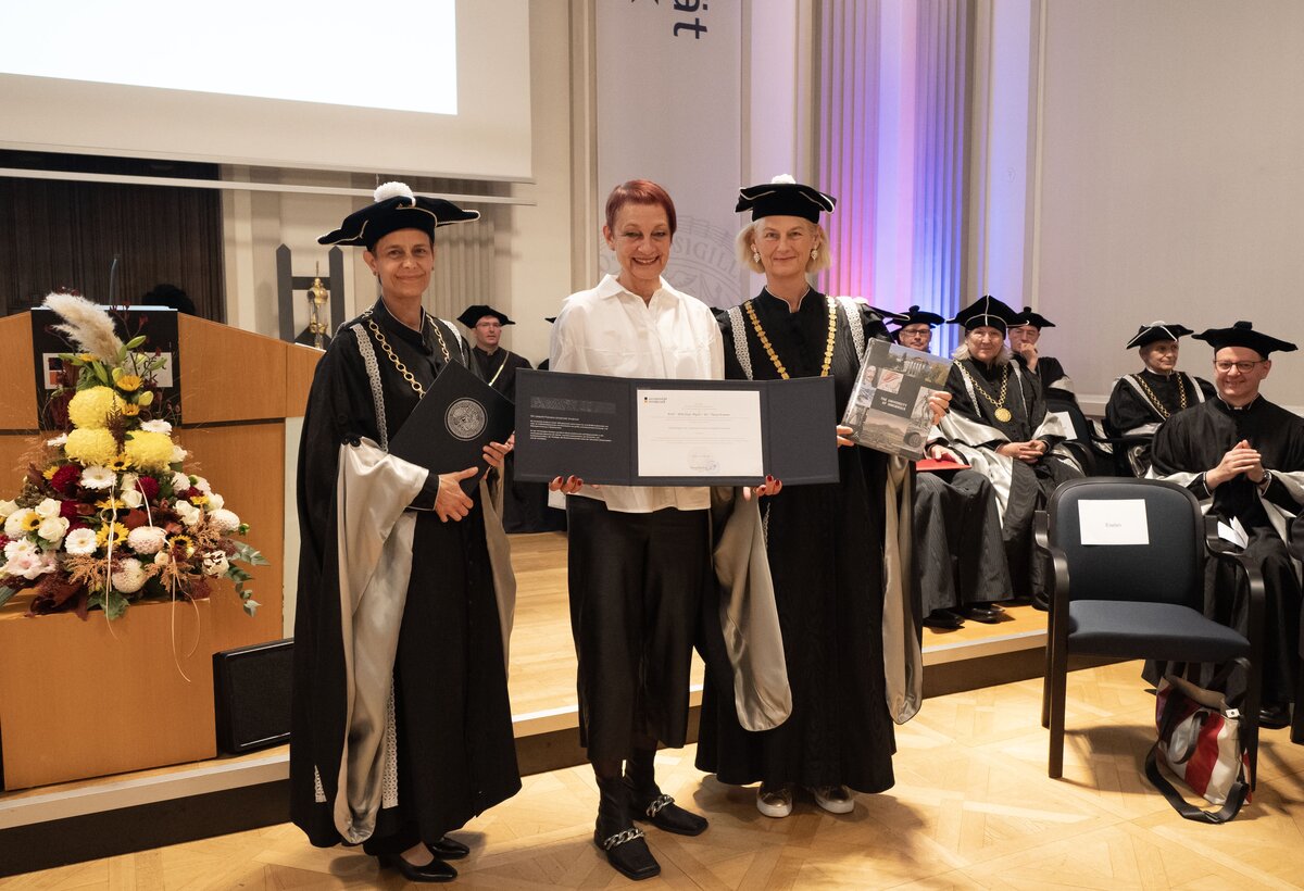 Vizerektorin Irene Häntschel-Erhart (li.), Ehrenbürgerin Tanja Eiselen und Rektorin Veronika Sexl (re.).